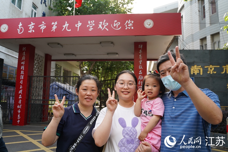 一家人在考點(diǎn)前合影留念。周夢(mèng)嬌攝