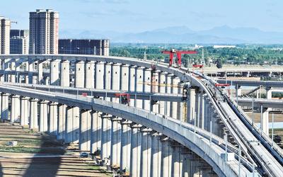 6月7日，工人在唐山市高新技術(shù)開發(fā)區(qū)境內(nèi)的京唐城際鐵路建設(shè)工地施工（無人機(jī)照片）。 新華社記者 楊世堯攝