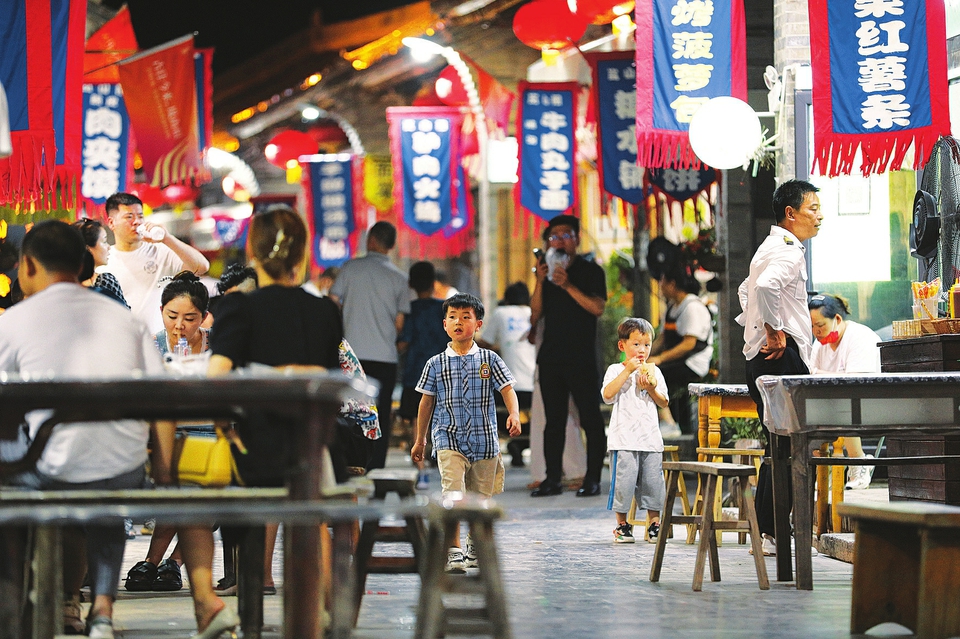  6月17日晚，游客在運(yùn)城市鹽湖區(qū)嵐山根運(yùn)城印象景區(qū)內(nèi)游玩。連日來，運(yùn)城市通過發(fā)放消費(fèi)券，培育夜購、夜味、夜宿、夜玩、夜賞的消費(fèi)形態(tài)，迅速推動(dòng)消費(fèi)企穩(wěn)回暖，為經(jīng)濟(jì)發(fā)展注入強(qiáng)勁動(dòng)力。 金玉敏攝