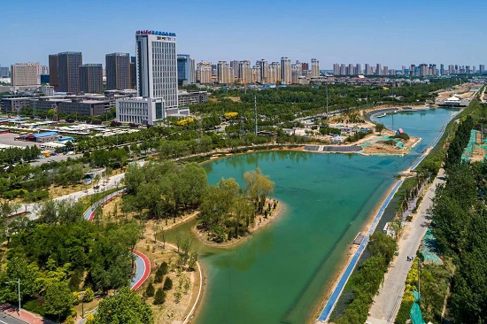 環(huán)城水系中的北湖公園越來(lái)越美。羅大慶攝