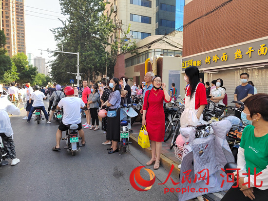 石家莊外國語學校考點外送考的家長。人民網 祝龍超攝