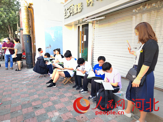 臨進考場，考生抓緊時間再復習一下。人民網 祝龍超攝