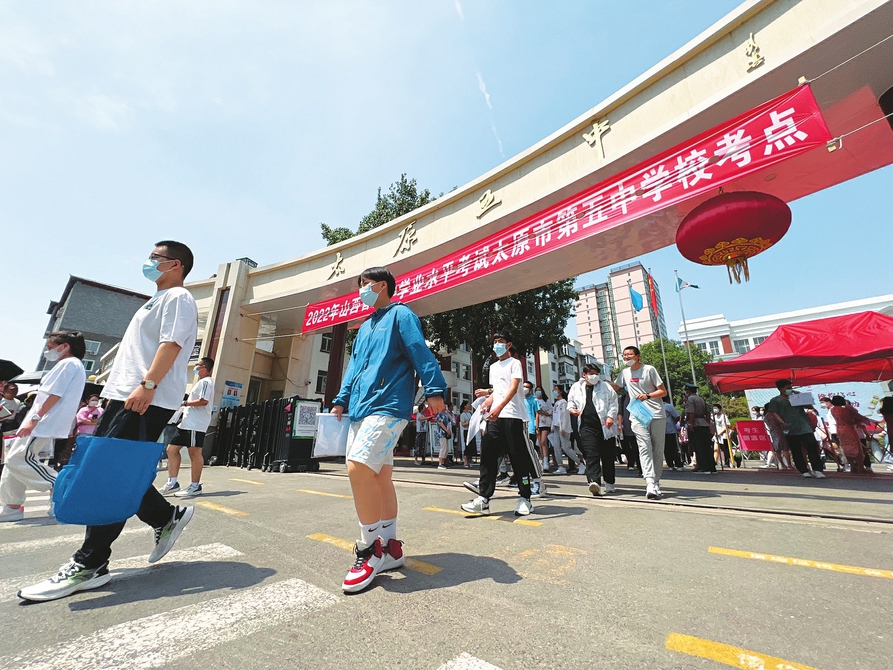 六月二十日，中考太原五中考點(diǎn)，完成首門(mén)考試的考生滿(mǎn)懷信心走出考場(chǎng)。記者李兆民攝