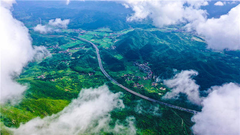 湖南省常寧市廟前鎮(zhèn)泉井村，云霧繚繞，青山蒼翠，公路蜿蜒，秀美如畫。周秀魚春攝