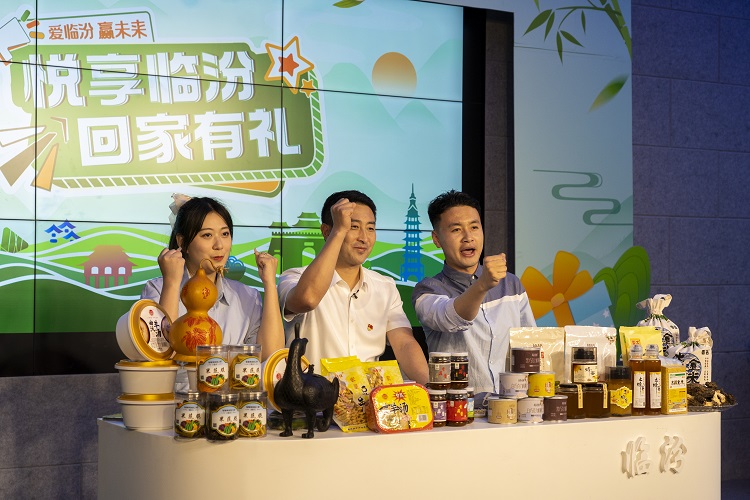 6月3日下午，在臨汾原產(chǎn)地商品體驗店，曲沃縣副縣長樊奇選對當(dāng)?shù)氐霓r(nóng)特產(chǎn)品、旅游景點進(jìn)行了推介代言。鄭遠(yuǎn)飛攝