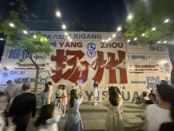 古運(yùn)河畔的皮市街充滿市井氣息。 人民網(wǎng) 張玉峰攝