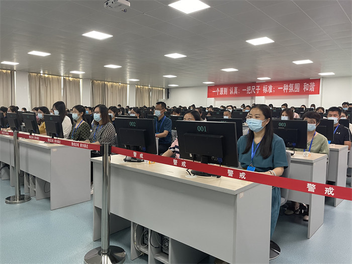 閱卷現(xiàn)場。公雪 攝
