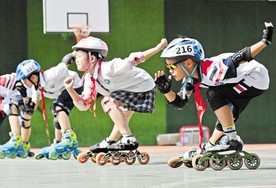 6月23日，邯鄲市邯山區(qū)實(shí)驗(yàn)小學(xué)的學(xué)生在練習(xí)輪滑。 當(dāng)日是國(guó)際奧林匹克日，該小學(xué)開(kāi)展了“我運(yùn)動(dòng)、我健康、我快樂(lè)”為主題的體育活動(dòng)，通過(guò)足球、籃球、武術(shù)、輪滑、擊劍等運(yùn)動(dòng)，讓學(xué)生們享受運(yùn)動(dòng)健身的快樂(lè)，感受運(yùn)動(dòng)的魅力。 河北日?qǐng)?bào)通訊員 郝群英攝