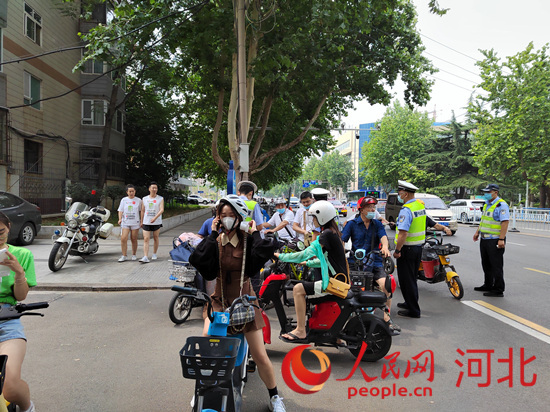 石家莊交警在查處非機(jī)動車違章。人民網(wǎng)祝龍超攝