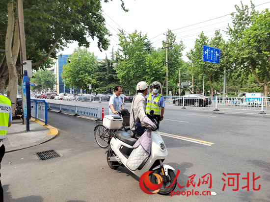 石家莊交警在查處非機(jī)動車違章。人民網(wǎng)祝龍超攝