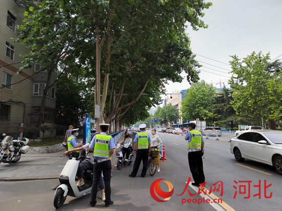石家莊交警在查處非機(jī)動車違章。人民網(wǎng)祝龍超攝