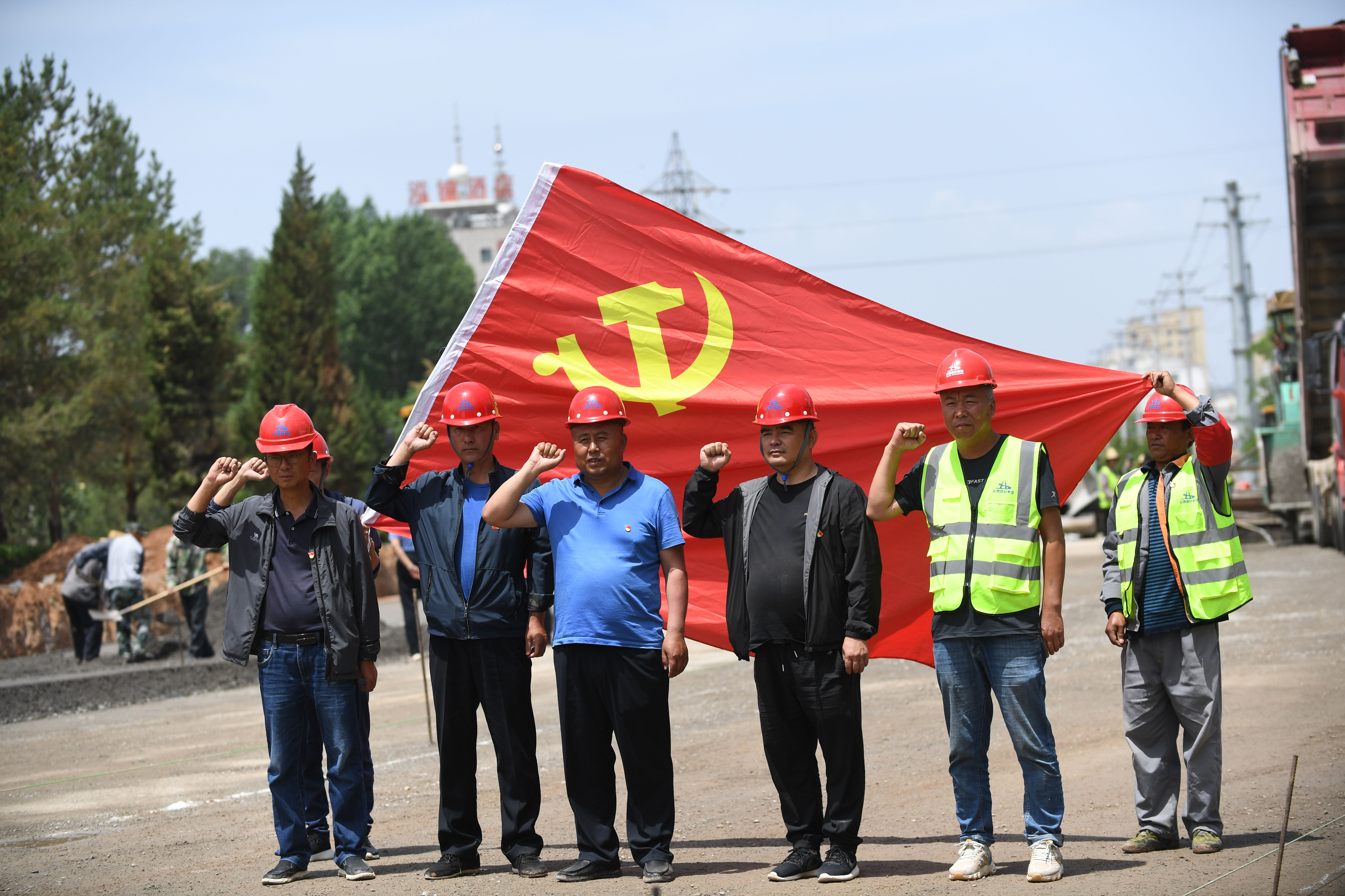 路橋工人在黨旗下宣誓。圖片由路橋公司提供