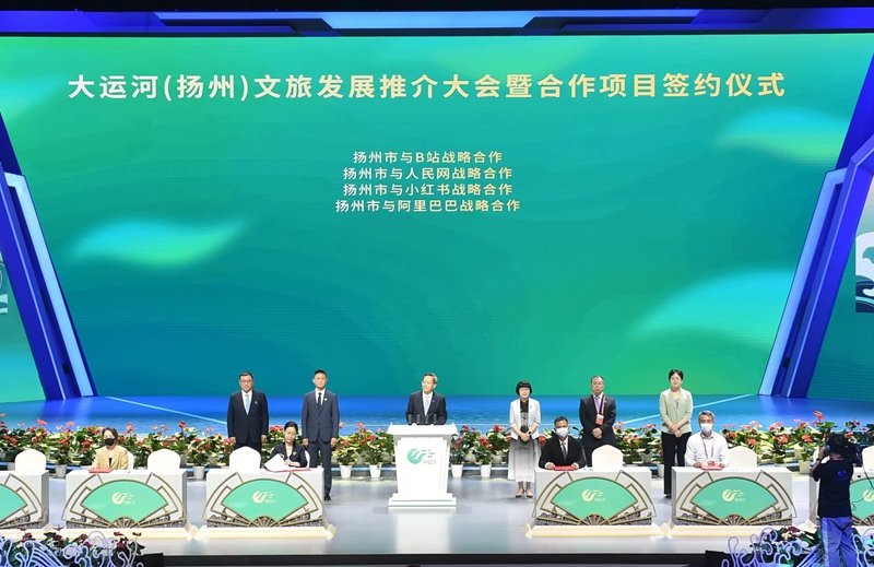 揚(yáng)州市副市長劉流與人民網(wǎng)股份有限公司江蘇分公司總經(jīng)理汪崢嶸作為代表分別簽署了戰(zhàn)略合作協(xié)議。文斌攝