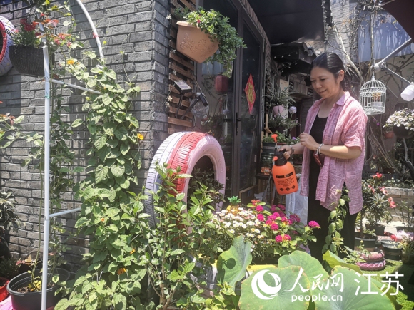 原在上海工作的袁荔退休后重回揚州古城生活。 人民網(wǎng) 張玉峰攝