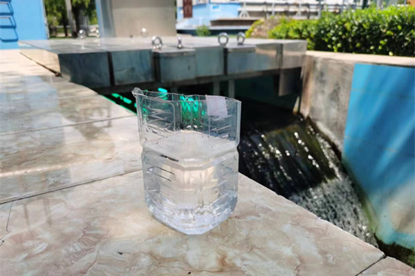 在邯鄲市雞澤縣藍(lán)天污水處理廠，污水經(jīng)過處理后清澈透明。鄭佳欣攝