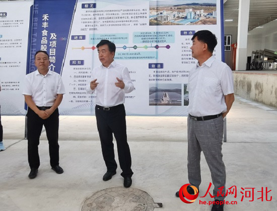 黨曉龍在禾豐項目現(xiàn)場鼓勵大家以商招商。 人民網(wǎng) 張繼航攝