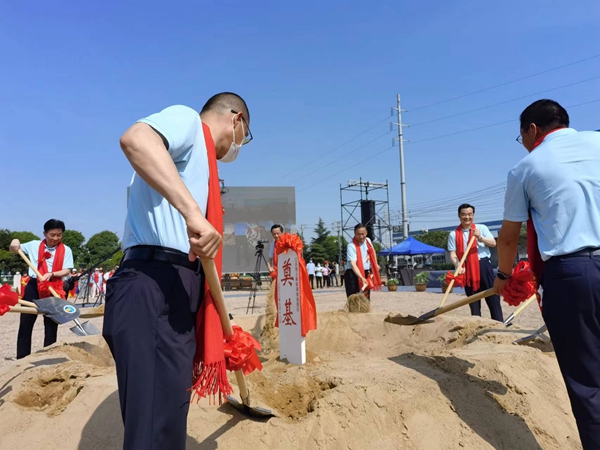 作為今年荷花節(jié)“開(kāi)場(chǎng)秀”，理士新能源智造園區(qū)項(xiàng)目正式開(kāi)工。人民網(wǎng) 馬曉波攝