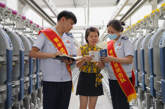 國家稅務總局常德市西洞庭西湖管理區(qū)稅務局成立青年黨員突擊隊，走進常德銀駿紡織有限公司等企業(yè)送政策、問需求、解難題。受訪單位供圖