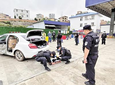 圖為民警對重點車輛是否攜帶毒品進行檢查。省禁毒委供圖