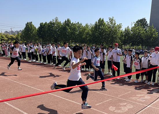 河北省威縣第四小學(xué)學(xué)生組織短跑比賽。 趙國華攝