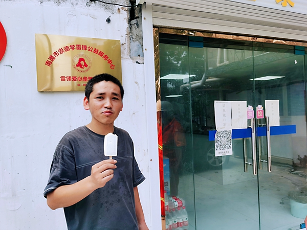 2過路司機在驛站冷飲。人民網(wǎng)記者王繼亮攝.jpg