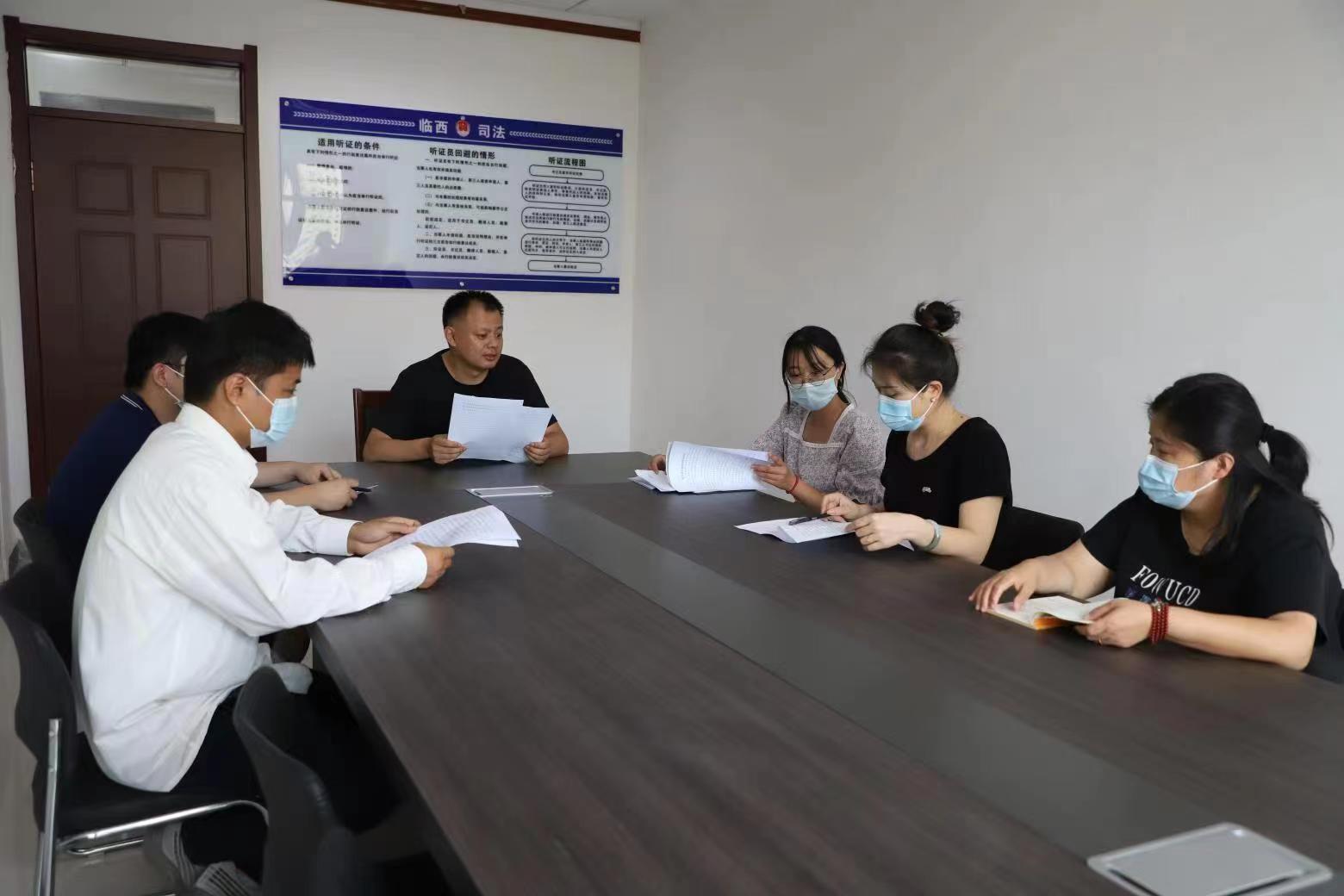 邢臺(tái)市臨西縣司法局工作人員在行政復(fù)議聽證室對(duì)行政復(fù)議事項(xiàng)開展聽證問詢。 孟凡儒攝