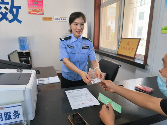 張靜正在為群眾辦理業(yè)務。 趙凱攝