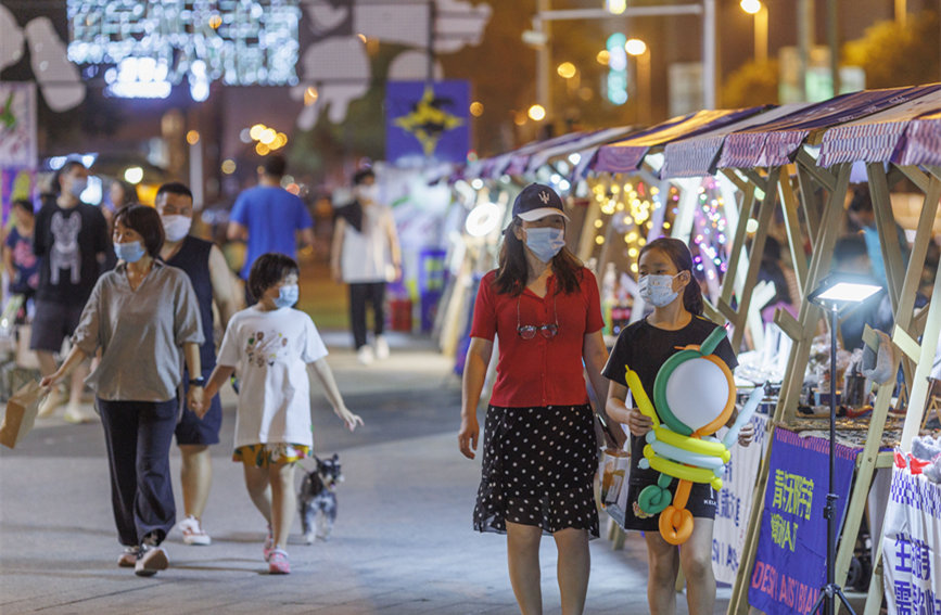 青年無限宇宙潮動市集匯聚眾多文創(chuàng)產(chǎn)品，豐富市民夜生活。王英浩攝