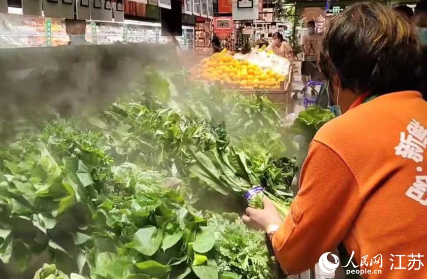 在大潤發(fā)長江北路店里，果蔬、肉蛋等生活必需品種類齊全，供應(yīng)充足，市民正有序選購。無錫市委網(wǎng)信辦供圖