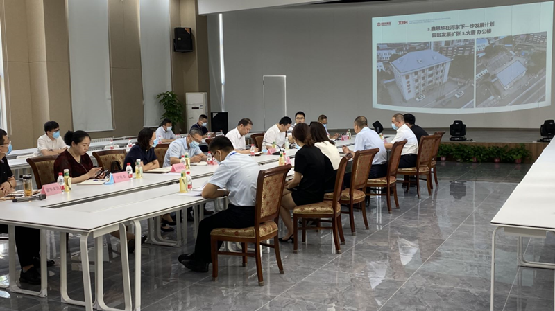 河?xùn)|區(qū)委書記范少軍一行深入老電建公司辦公園區(qū)就盤活園區(qū)工作進(jìn)行部署研究。河?xùn)|區(qū)供圖