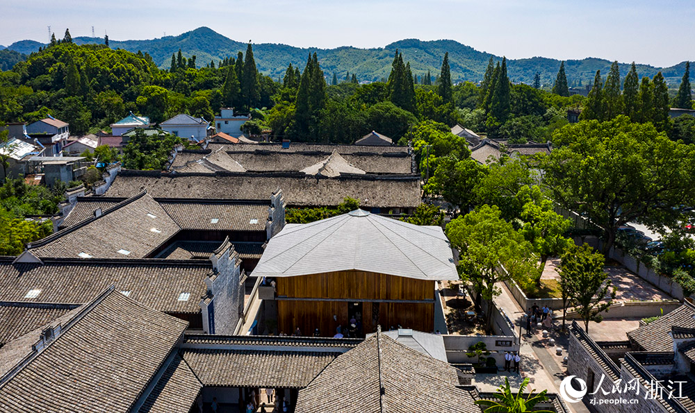 7月23日，空中俯瞰位于寧波市江北區(qū)慈城鎮(zhèn)的抱珠樓。人民網(wǎng) 章勇濤攝
