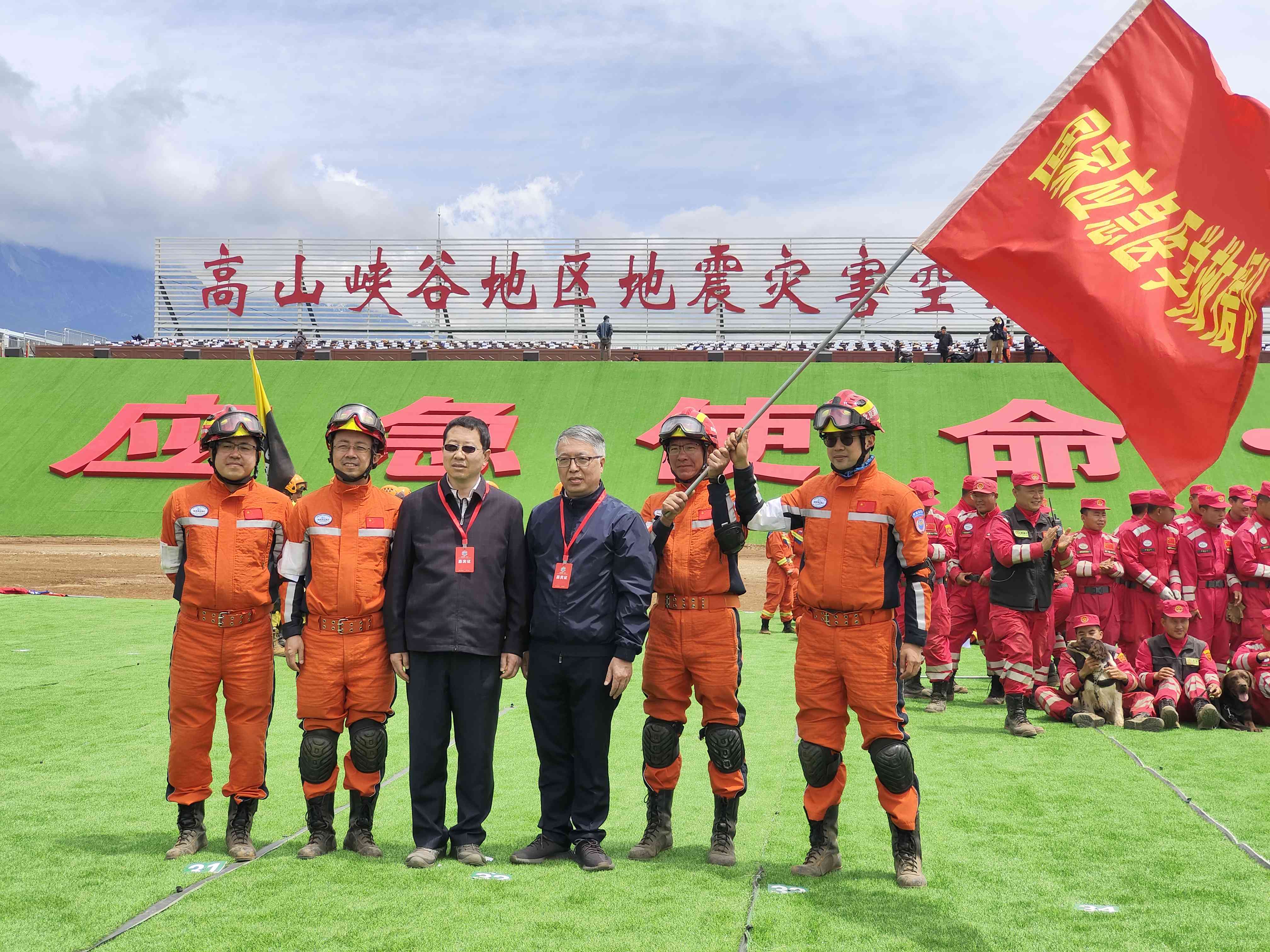 呂國忠以總領(lǐng)隊(duì)身份，帶領(lǐng)國家應(yīng)急醫(yī)學(xué)救援隊(duì)演練。受訪者供圖
