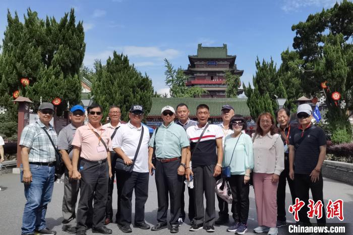 圖為臺灣新北市永和區(qū)里長聯(lián)誼會江西參訪團(tuán)一行在南昌滕王閣前合影?！×鴷缘?攝