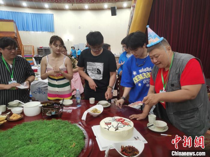 圖為內(nèi)蒙古臺(tái)辦為臺(tái)胞過(guò)生日?！±類?ài)平 攝