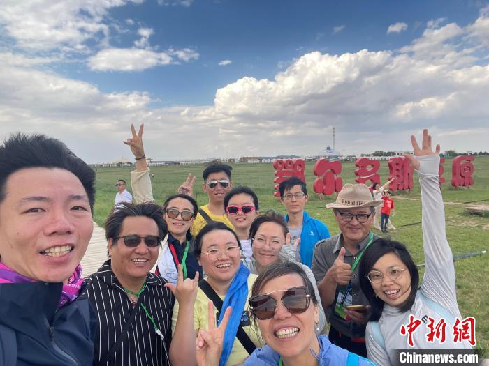 圖為臺(tái)胞在鄂爾多斯草原合影?！∪~冠賢 攝