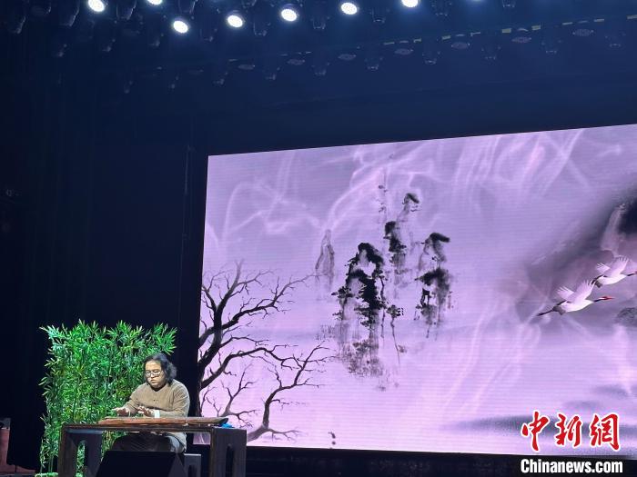 閩派古琴名家陳志強(qiáng)演奏一曲《流水》?！堺惥?攝