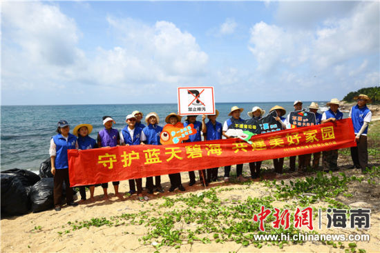 環(huán)保志愿者呼吁停止隨地扔垃圾、破壞環(huán)境等不文明行為。