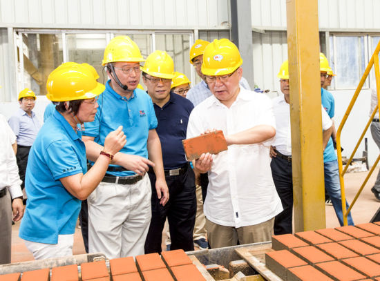 2019年6月21日下午，省長沈曉明在三亞建筑廢棄物綜合利用廠，查看用建筑廢棄物綜合處理后制成的再生水泥磚。海南日報記者 宋國強 攝