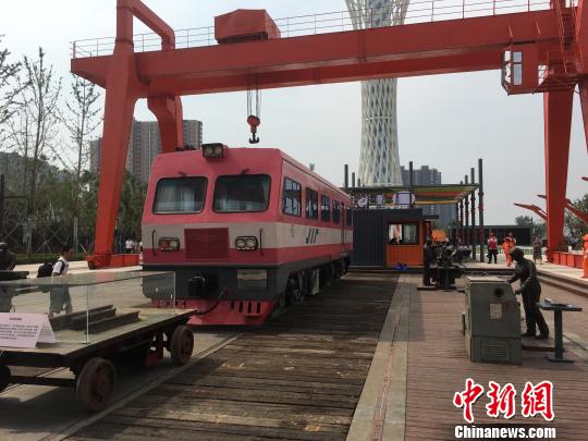 公園內(nèi)的火車車廂與貨場龍門吊等工業(yè)遺跡?！「呒t超 攝