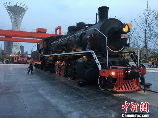 公園內(nèi)保留布置了蒸汽時代火車頭?！「呒t超 攝