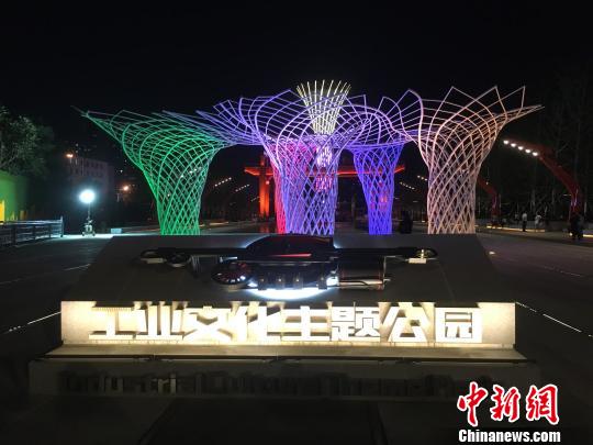 夜晚，奧運(yùn)“五色樹”的燈光?！「呒t超 攝