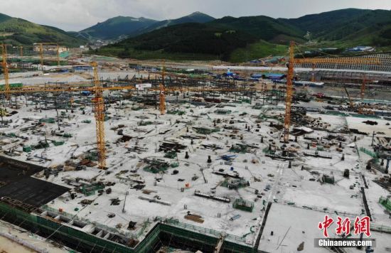6月28日，航拍鏡頭下的河北張家口冬奧會太子城冰雪小鎮(zhèn)項目。太子城冰雪小鎮(zhèn)項目位于2022年冬奧會張家口賽區(qū)核心區(qū)，連接張家口賽區(qū)云頂和古楊樹兩個競賽場館群，建成后將承擔賽時核心區(qū)配套保障功能，提供冬奧頒獎、貴賓接待、交通換乘、休閑娛樂等服務，賽后將成為一座國際化四季度假小鎮(zhèn)。 中新社記者 楊艷敏 攝