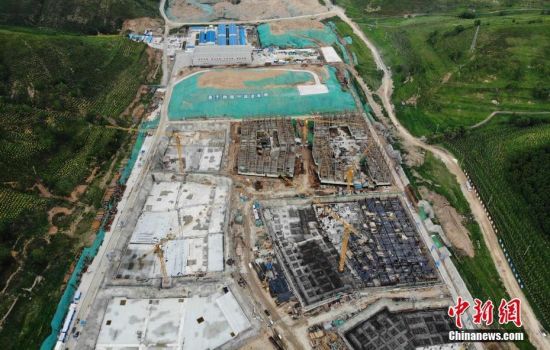 6月28日，航拍鏡頭下的河北張家口冬奧會太子城冰雪小鎮(zhèn)項目。太子城冰雪小鎮(zhèn)項目位于2022年冬奧會張家口賽區(qū)核心區(qū)，連接張家口賽區(qū)云頂和古楊樹兩個競賽場館群，建成后將承擔賽時核心區(qū)配套保障功能，提供冬奧頒獎、貴賓接待、交通換乘、休閑娛樂等服務，賽后將成為一座國際化四季度假小鎮(zhèn)。 中新社記者 楊艷敏 攝