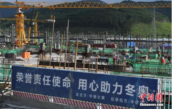 6月28日，河北張家口冬奧會太子城冰雪小鎮(zhèn)項目現場。太子城冰雪小鎮(zhèn)項目位于2022年冬奧會張家口賽區(qū)核心區(qū)，連接張家口賽區(qū)云頂和古楊樹兩個競賽場館群，建成后將承擔賽時核心區(qū)配套保障功能，提供冬奧頒獎、貴賓接待、交通換乘、休閑娛樂等服務，賽后將成為一座國際化四季度假小鎮(zhèn)。 中新社記者 楊艷敏 攝
