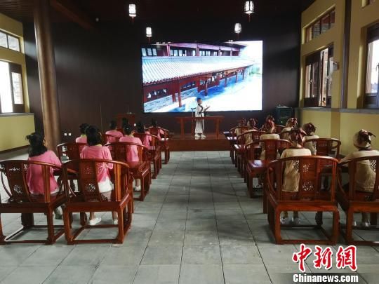 學(xué)生們在大原書院誦讀國學(xué)經(jīng)典?！⊥貔i 攝