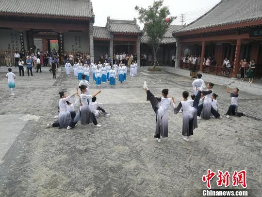 誦讀國學(xué)經(jīng)典展演?！⊥貔i 攝
