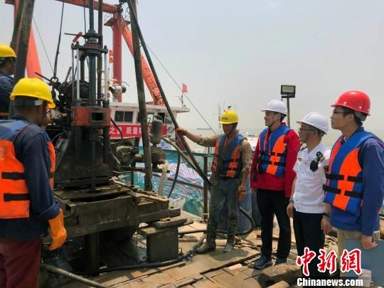 圖為勘察設(shè)計人員與常熟海事局執(zhí)法船在現(xiàn)場配合鉆探施工?！∥赫?攝