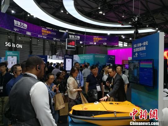 圖為現(xiàn)場人員講解5G“天地一體化”生態(tài)檢測系統(tǒng)?！∪伟厮?攝