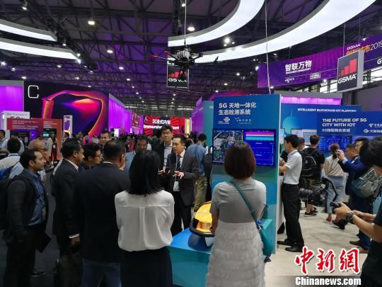 雄安新區(qū)展臺吸引不少眾多觀眾駐足關(guān)注。　任柏松 攝