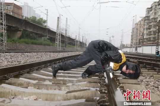 蘭州西工務(wù)段蘭州線路車間職工檢查線路幾何尺寸?！⊥豕廨x 攝